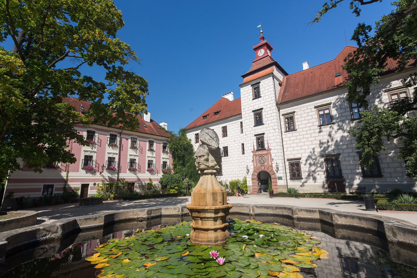 klejna - oficiální fotka třebobě - zámek - nádvoří